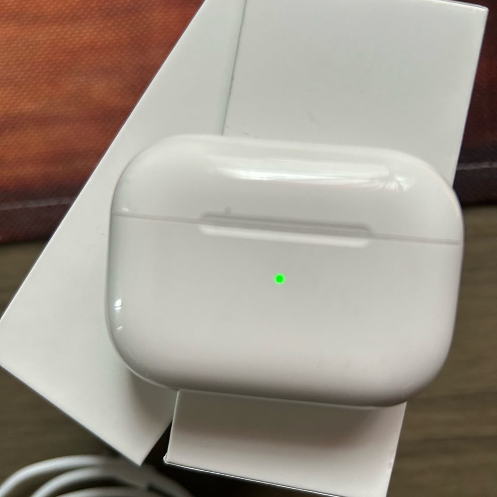 Apple White Wireless Earbuds with Charging Case